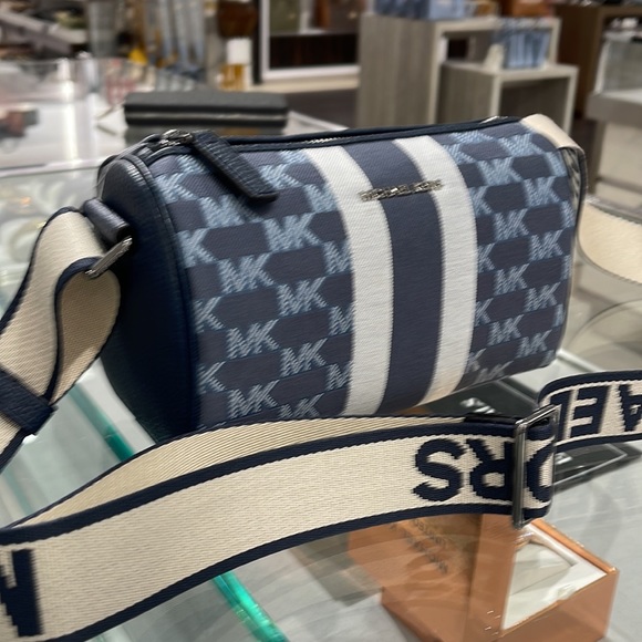 Michael Kors Men’s Women’s Cooper mini duffle xbody NWT
Navy Multi
NWT - Picture 3 of 16